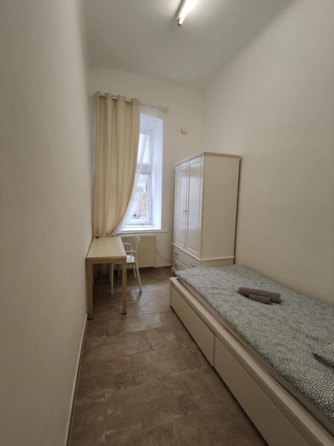 Room With Privat Shower In 3 Rooms Apartment Wiedeń Zewnętrze zdjęcie